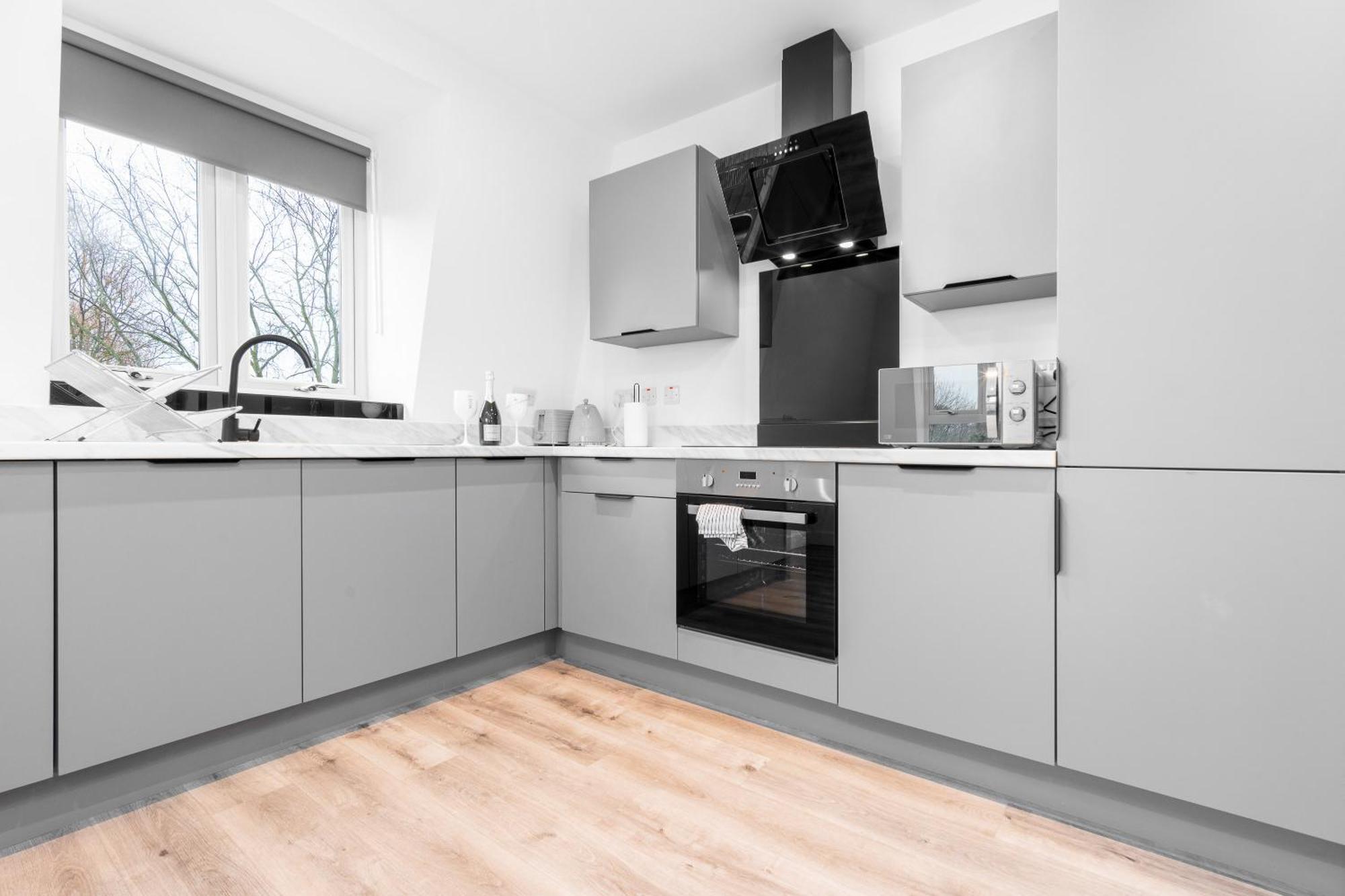 Two Bedroom - Balcony - Parking - Netflix - Wifi - 8mc * Birmingham
